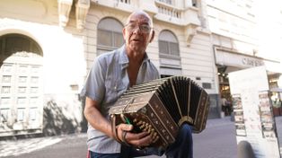 El bandoneonista que toca en la calle y sueña con ayudar a quienes no pueden ver