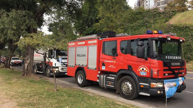 Los bomberos de la región ya están concentrados en el Monumento donde harán uno de los abrazos para pedir ser vacunados.
