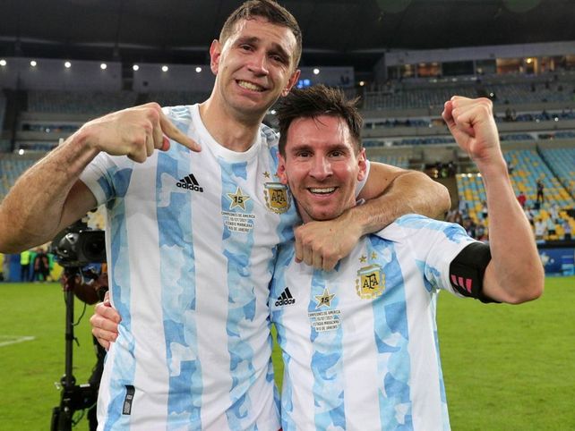 Con el Mundial como objetivo, Emiliano Martínez y Lionel Messi comienzan a competir en sus respectivas ligas. 
