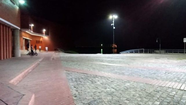 En la foto se percibe el lugar donde se produjo el desmoronamiento.&nbsp; (Foto: @CIOR_Rosario)