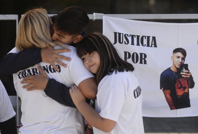 Familiares de Gonzalo Molina se concentraron en el Centro de Justicia Penal para reclamar avances en la causa que investiga el crimen del joven.