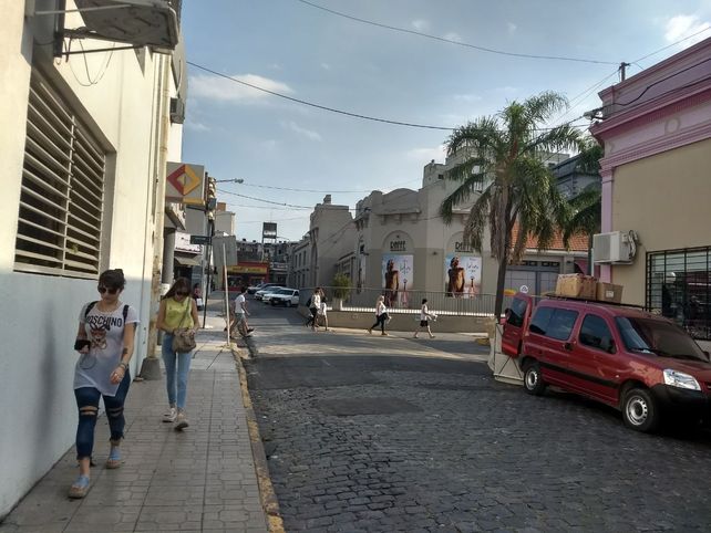 Calor y clima pesado para los vuelven a trabajar al turno tarde en Paraná. Foto UNO.&nbsp;