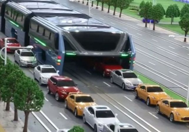 Presentan un colectivo que pasa por encima de los autos para evitar embotellamientos