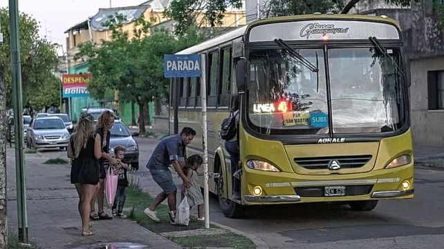 En Paraná y área Metropolitana el paro de colectivos continúa hasta que no se abone la totalidad de los salarios. La medida incluye también La Paz y Concordia