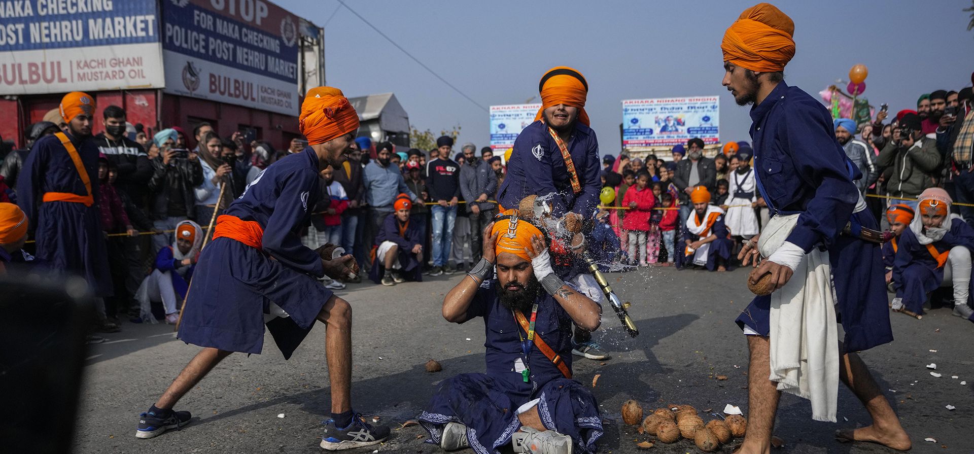Devotos sijs muestran habilidades en artes marciales durante una procesión religiosa antes del aniversario del nacimiento de Guru Gobind Singh, el décimo gurú sij, en Jammu, India, el martes 3 de enero de 2023. (Foto AP/Channi Anand)