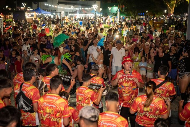 El carnaval a puro ritmo y espuma se adueñó el sábado de Granadero Baigorria