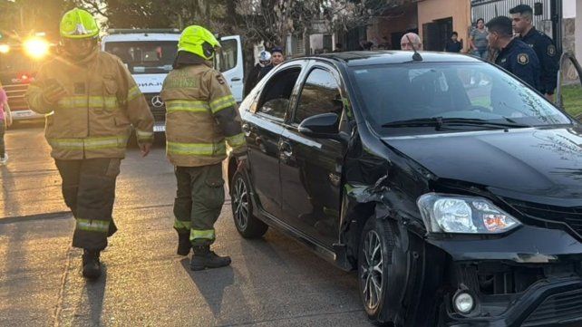 El conductor de un Toyota Etios automático resultó con fractura en uno de sus brazos luego chocar tres autos y volcar el propio.