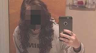 Una joven se sacó una selfie frente al espejo y se avergonzó ante su familia