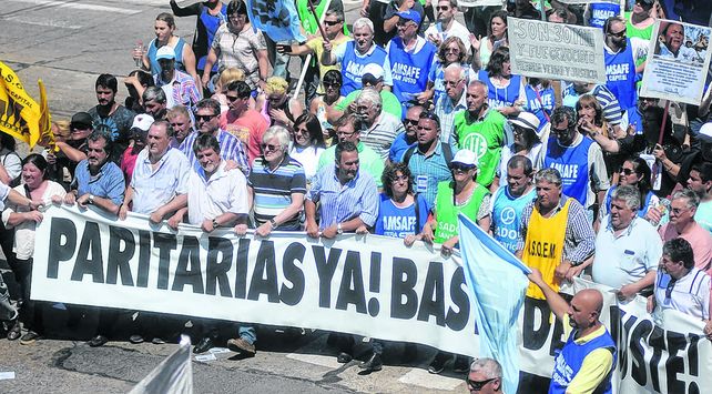 Los docentes públicos y privados redoblan el reclamo para empezar ya la discusión de salarios para este 2022.&nbsp;