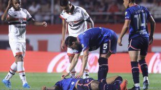 Dramático: el jugador uruguayo Juan Izquierdo cae durante el partido de la Libertadores, en Brasil