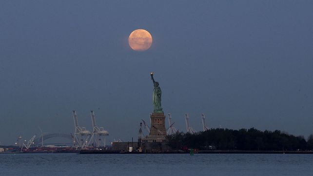 Así se ve la Superluna por el mundo