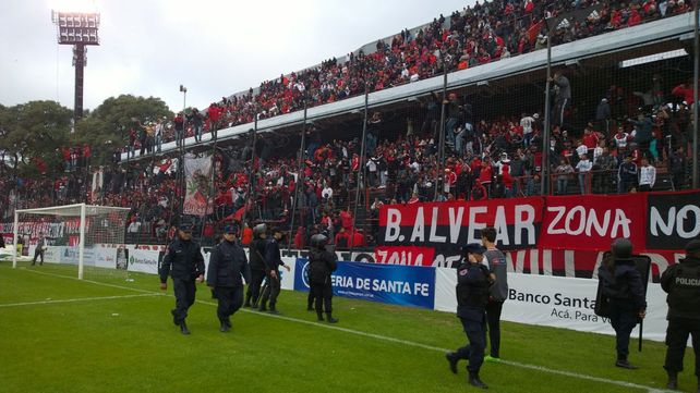 Hinchas subidos al alambrado pusieron en duda la continuidad del partido.&nbsp;