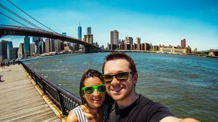 Una empresa paga a turistas profesionales para viajar por el mundo y contarlo en un blog