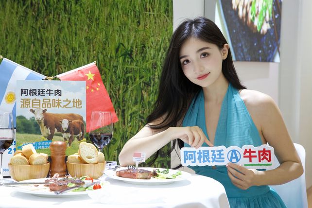 Los influencers chinos estuvieron en el stand argentino y promocionaron la carne nacional.