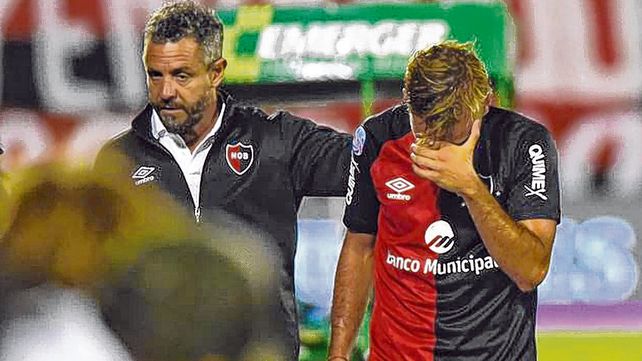 Dolor I. Nadal&iacute;n deja la cancha apesadumbrado. El m&eacute;dico Gonzalo intenta contenerlo.&nbsp;