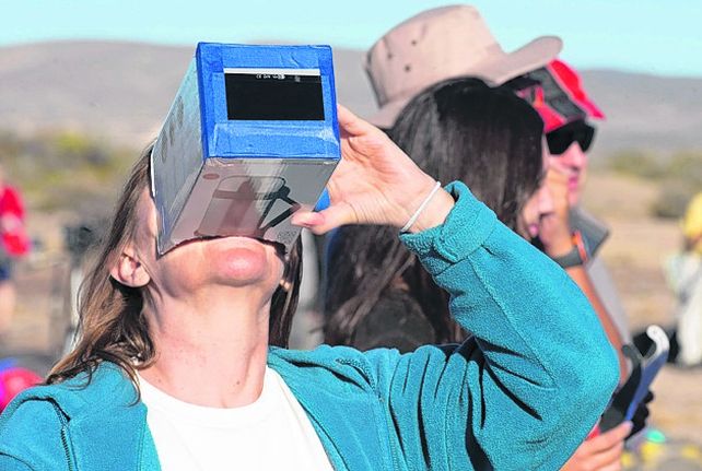 camarones. Los apasionados observadores se protegieron la vista.