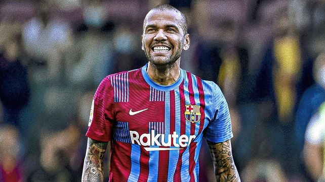 Dani Alves reconoció que habló con Messi para que termine su carrera en Barcelona.