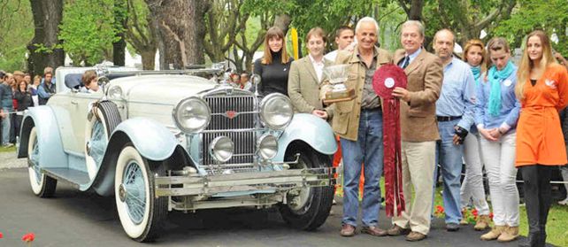 Molinari alza la copa del tradicional trofeo otorgado por los jueces a su impecable Stutz 1929.
