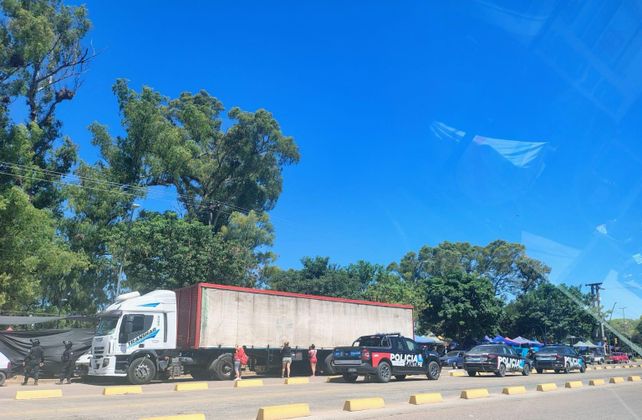 Un camión con cerveza perdió su carga frente al Hospital Iturraspe: un grupo de personas se llevaron barriles al hombro