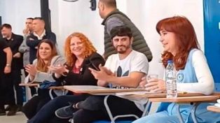 En el medio del conflicto universitario, Cristina Kirchner apareció e improvisó una charla con estudiantes en la Universidad de Avellaneda.