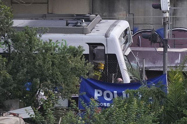 Un muerto y 85 heridos al chocar un tren de carga y otro de pasajeros cerca de Barcelona