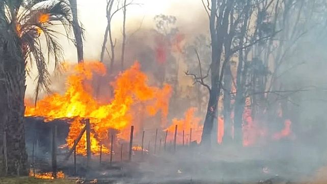 Tras seis horas de arduo trabajo de varias dotaciones de Bomberos y 10 unidades se sofocó el incendio en Concordia. Rescataron a una mujer&nbsp;