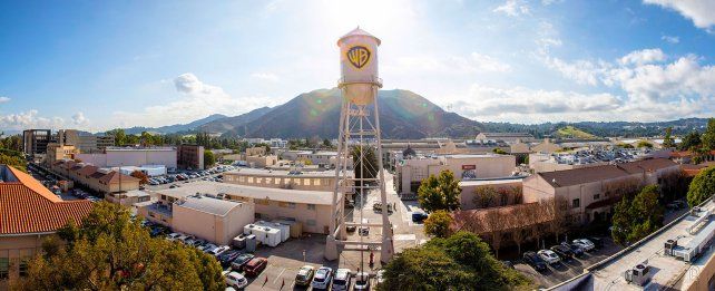Warner Bros. aún no cerró con Netflix y otra vez negocia con Paramount