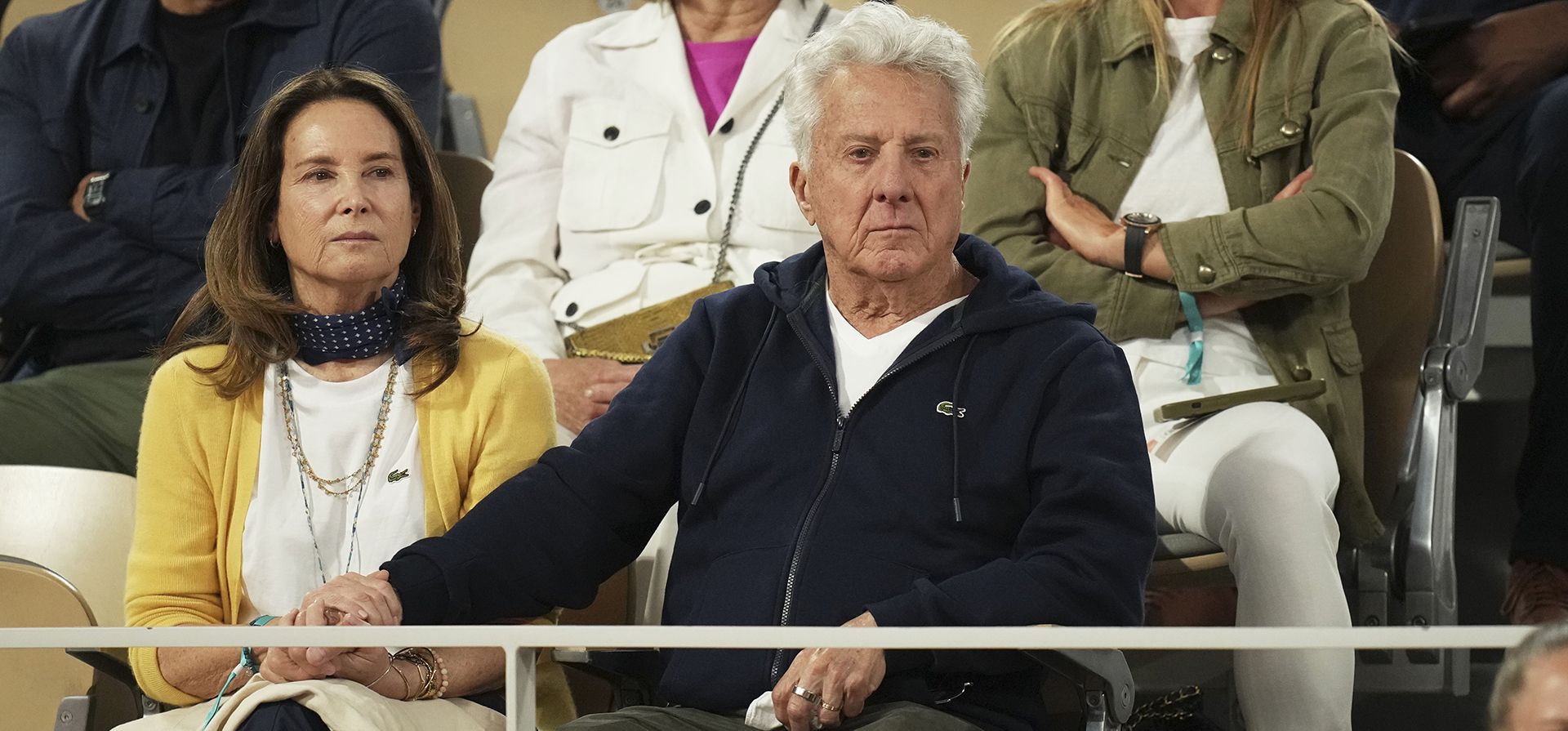 El actor Dustin Hoffman y su esposa Lisa observan el partido de semifinales del Abierto de Francia de tenis entre el italiano Lorenzo Musetti y el español Carlos Alcaraz en el estadio Roland-Garros de París, el viernes 6 de junio de 2025. (Foto AP/Christophe Ena) El actor Dustin Hoffman y su esposa Lisa observan el partido de semifinales del Abierto de Francia de tenis entre el italiano Lorenzo Musetti y el español Carlos Alcaraz en el estadio Roland-Garros de París, el viernes 6 de junio de 2025. (Foto AP/Christophe Ena)