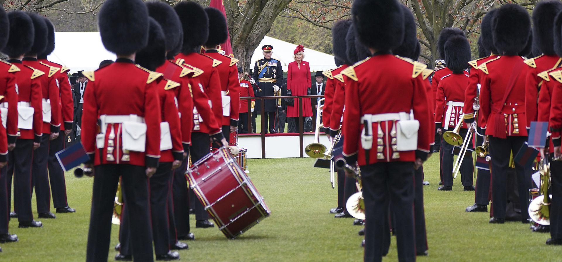El rey Carlos III de Gran Bretaña y Camilla, la reina consorte, asisten a una ceremonia para presentar los nuevos estandartes y colores a la Marina Real, los socorristas del Regimiento Montado de Caballería Doméstica, la Compañía de Granaderos de la Guardia del Rey y el Color del Rey Escuadrón de la Royal Air Force en el Palacio de Buckingham en Londres, jueves 27 de abril de 2023. (Yui Mok/Pool vía AP)