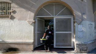 Personal policial trabaja en el edificio, en la ciudad de Rosario,&nbsp; que sigue atendiendo al público con normalidad.