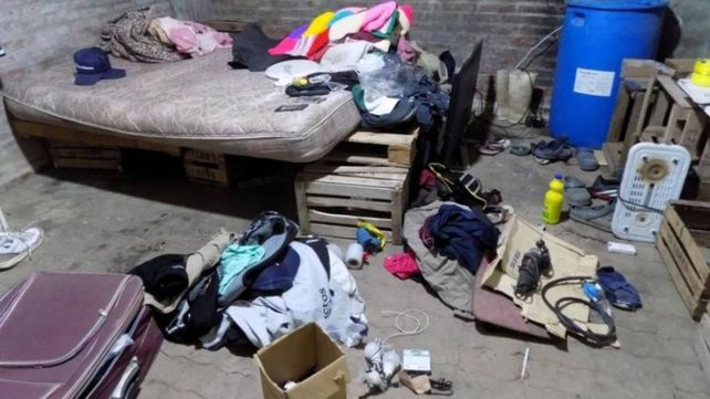 Una de las habitaciones donde dormian el grupo de trabajadores explotados en el campo del centro de Santa Fe