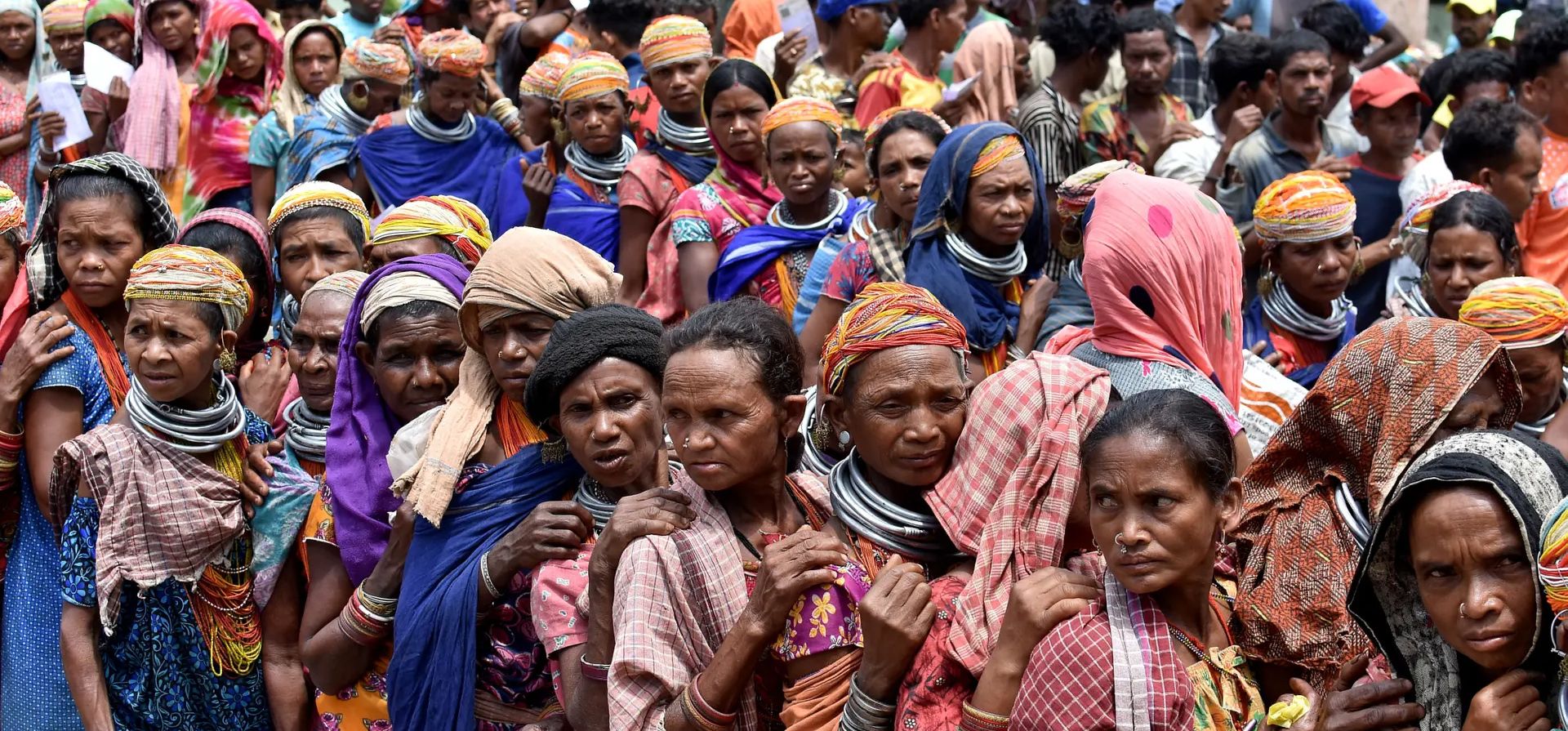 Personas de la tribu Bonda, en el estado oriental de Odisha, hacen cola para emitir su voto en la cuarta fase de las elecciones generales, Malkangiri, India. Fotografía: Reuters Personas de la tribu Bonda, en el estado oriental de Odisha, hacen cola para emitir su voto en la cuarta fase de las elecciones generales, Malkangiri, India. Fotografía: Reuters