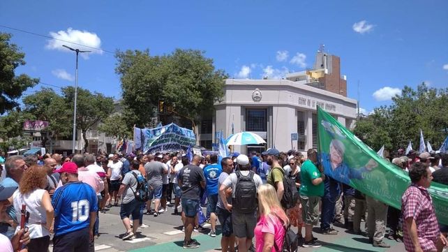 Las columnas de trabajadores comenzaron a llegar a la esquina de los bancos aproximadamente a las 11 de este miércoles.