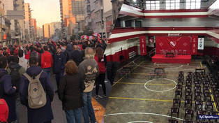 Mientras los directivos y representantes están en asamblea, los hinchas de Independiente exigen elecciones en la puerta de la sede.