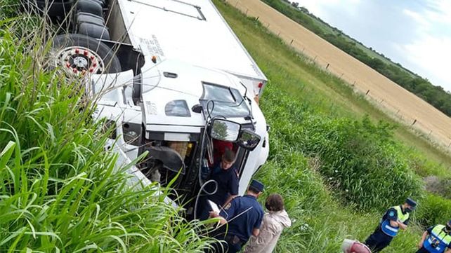 Ruta 12: volcó un camión y el conductor quedó atrapado