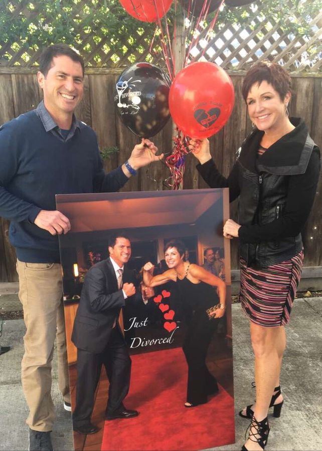 Celebraron una fiesta de recién divorciados y las fotos se viralizaron en las redes