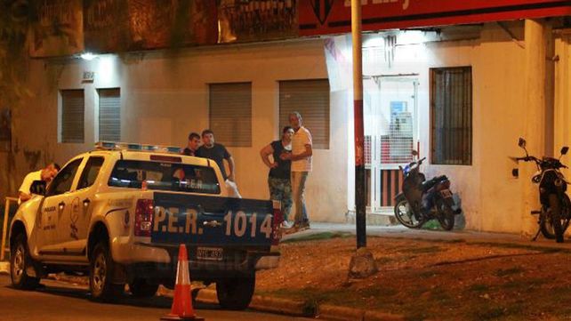 Móviles policiales de la comisaría cuarta acudieron al club.&nbsp;
