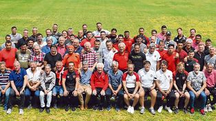 Todos juntos. Ex jugadores y actuales técnicos de las inferiores leprosas con Enrique Borrelli y Jorge Griffa a la cabeza.