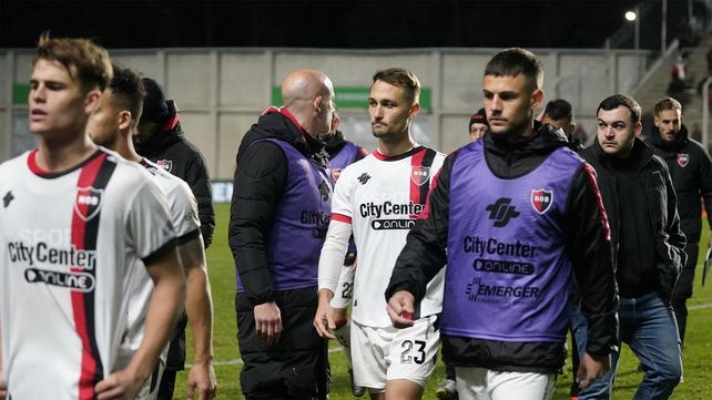 Todo mal para Newells en San Nicolás. El plantel se retira tras la eliminación ante el ferroviario.