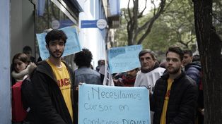 El reclamo de los chicos. Los jóvenes entregaron un petitorio a las autoridades de la facultad.