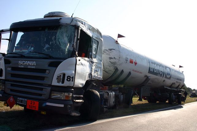 Un muerto en un choque frontal entre dos camiones en Avellaneda