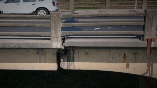 Grietas sobre el puente Carretero Grietas sobre el puente Carretero