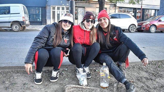 Los hinchas de Colón desafiaron el frío para decir presente en el Brigadier López Los hinchas de Colón desafiaron el frío para decir presente en el Brigadier López