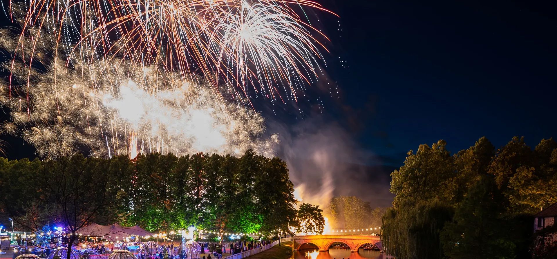 Cambridge, Reino Unido. Una exhibición de fuegos artificiales sobre el río Cam durante el Baile de Mayo de la Trinidad en el Trinity College de la Universidad de Cambridge en celebración del final del año académico. Fotografía: Joe Giddens/PA Cambridge, Reino Unido. Una exhibición de fuegos artificiales sobre el río Cam durante el Baile de Mayo de la Trinidad en el Trinity College de la Universidad de Cambridge en celebración del final del año académico. Fotografía: Joe Giddens/PA