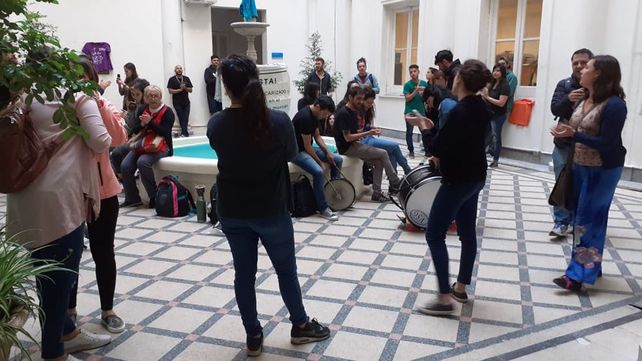 La sorpresiva protesta se inició esta mañana en el hall principal del Palacio de Los Leones.