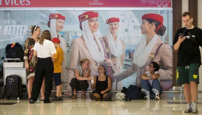 Miles de viajeros varados por la cancelación de vuelos en Medio Oriente por la guerra