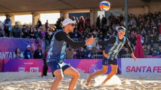 Nicolás y Tomás Capogrosso se lucieron en el debut del voleibol de playa de los Juegos Suramericanos, con un gran marco de público.