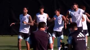Nicolás González encabeza un trote en Kansas, donde la selección argentina entrenó después de Suiza y ya pensando en Inglaterra.