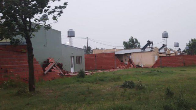 El fuerte temporal que azotó a Basavilbaso provocó la caída de árboles y postes de luz. Una pareja fue socorrida por bomberos.