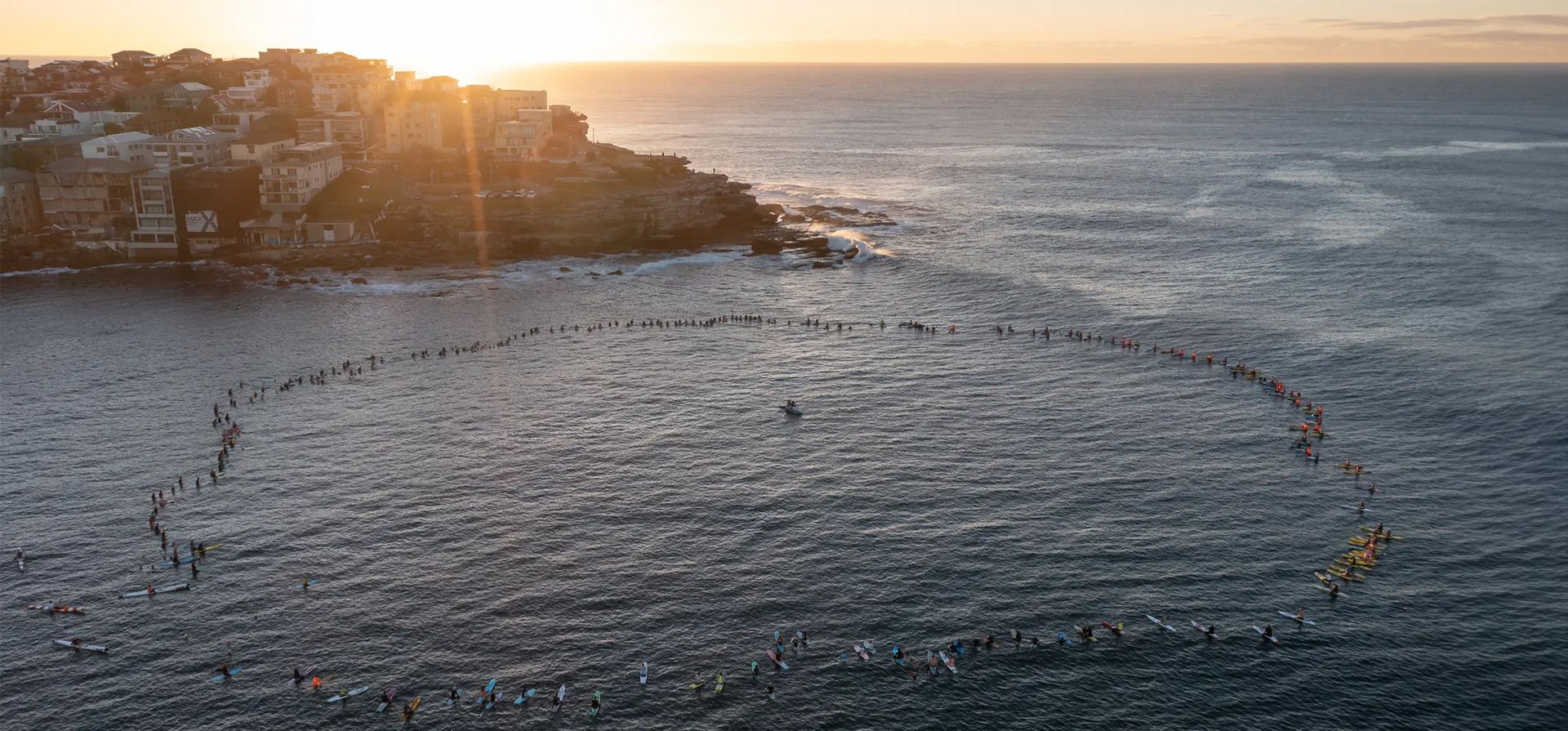Miembros del Bondi Board Riders Club, varios clubes deportivos locales y socorristas participan en una remada en Bondi Beach para honrar a las víctimas de los apuñalamientos de Westfield Bondi Junction,Sídney, Australia. Fotografía: Steven Saphore/EPA Miembros del Bondi Board Riders Club, varios clubes deportivos locales y socorristas participan en una remada en Bondi Beach para honrar a las víctimas de los apuñalamientos de Westfield Bondi Junction,Sídney, Australia. Fotografía: Steven Saphore/EPA